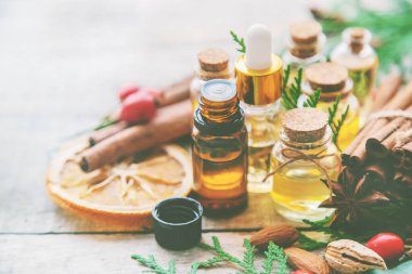 Noel yağları küçük bir şişede. Seçici odak.