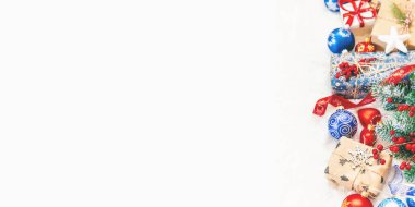 Noel süsleri, yeni yıl dekorasyonu. Seçici odak.