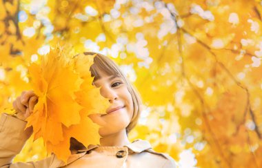 Sonbahar yapraklarıyla parktaki çocuklar. Seçici odak.