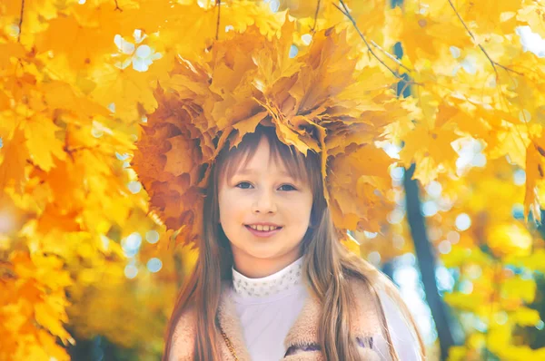 Kinder im Park mit Herbstlaub. Selektiver Fokus. — Stockfoto