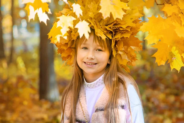 Gyerekek a parkban őszi levelekkel. Szelektív fókusz. — Stock Fotó