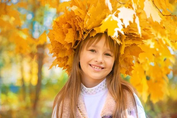 Gyerekek a parkban őszi levelekkel. Szelektív fókusz. — Stock Fotó