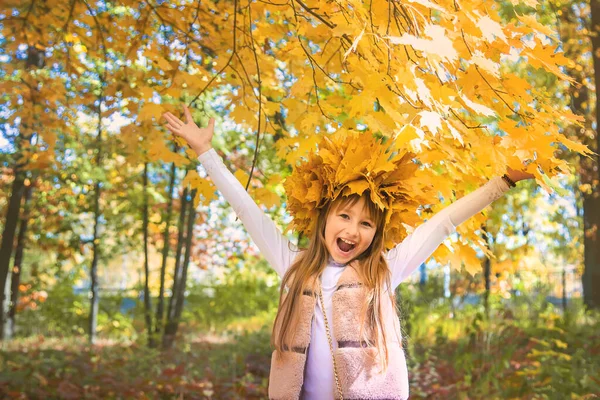 Enfants dans le parc avec des feuilles d'automne. Concentration sélective. — Photo