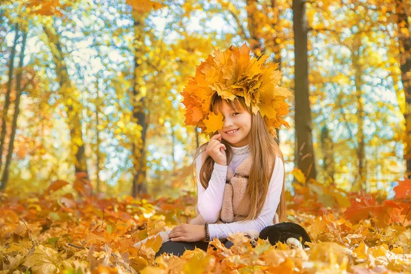 Kinder im Park mit Herbstlaub. Selektiver Fokus. — Stockfoto