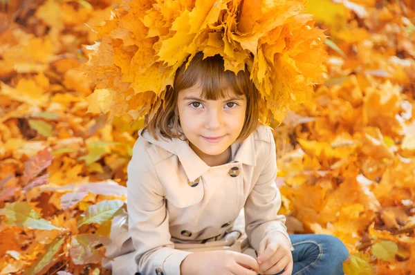 Kinder im Park mit Herbstlaub. Selektiver Fokus. — Stockfoto