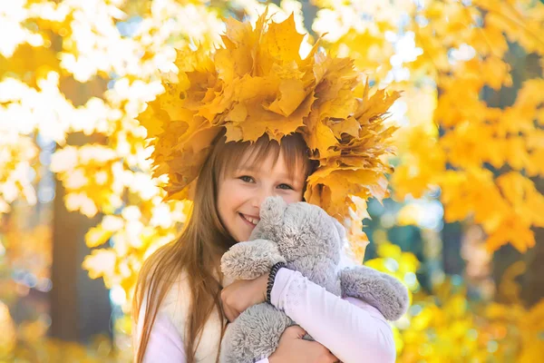 Niños en el parque con hojas de otoño. Enfoque selectivo. — Foto de Stock