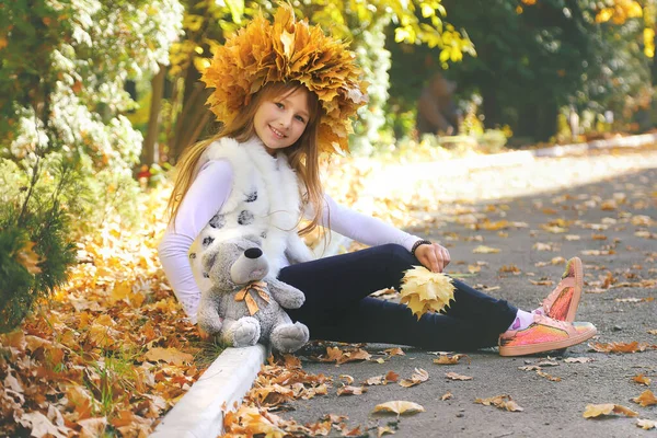 Gyerekek a parkban őszi levelekkel. Szelektív fókusz. — Stock Fotó