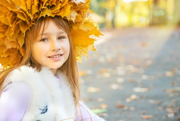 Kinder im Park mit Herbstlaub. Selektiver Fokus. — Stockfoto