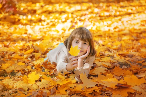 Kinder im Park mit Herbstlaub. Selektiver Fokus. — Stockfoto