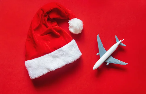 Fondo de Navidad en rojo. Viajar. Enfoque selectivo . —  Fotos de Stock