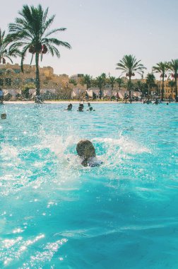 Çocuk denizde boğuluyor. Seçici odak. Doğa.