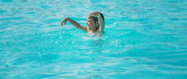 Çocuk denizde boğuluyor. Seçici odak. Doğa.