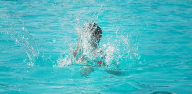 Çocuk denizde boğuluyor. Seçici odak. Doğa.