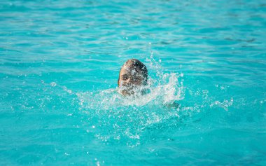 Çocuk denizde boğuluyor. Seçici odak. Doğa.