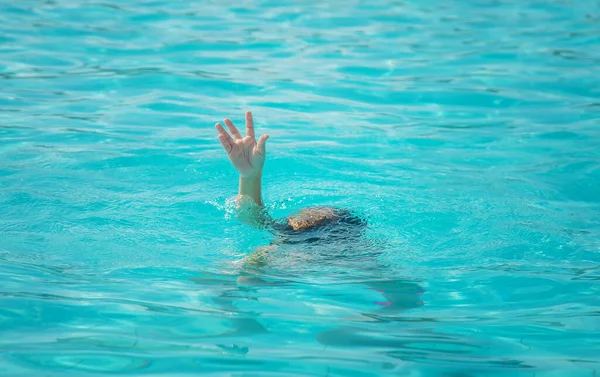 子供は海で溺れている 選択的な焦点 — ストック写真