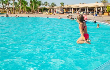 Çocuk havuza atlıyor. Seçici odak.