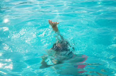 Çocuk denizde boğuluyor. Seçici odak. Doğa.