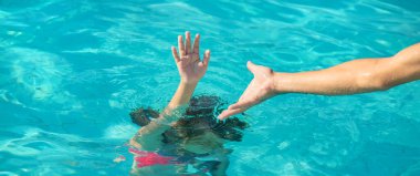 Çocuk denizde boğuluyor. Seçici odak. Doğa.