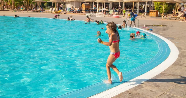 Niño Salta Piscina Enfoque Selectivo — Foto de Stock