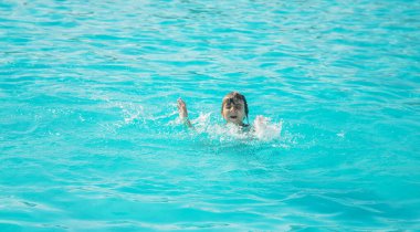 Çocuk denizde boğuluyor. Seçici odaklama.