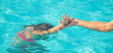 Çocuk denizde boğuluyor. Seçici odak. Doğa.