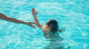 Çocuk denizde boğuluyor. Seçici odak. Doğa.