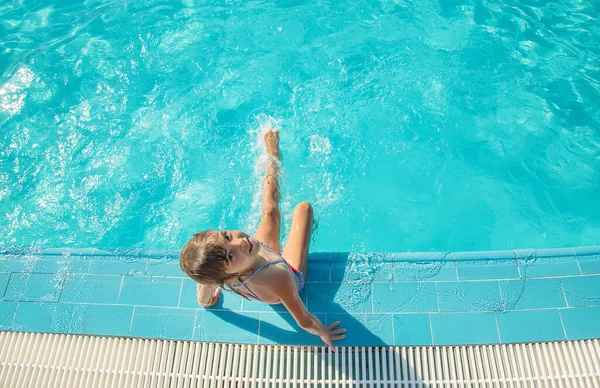 Het Kind Zwemt Duikt Het Zwembad Selectieve Focus Aard — Stockfoto