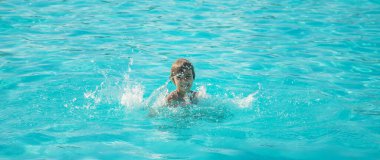 Çocuk denizde boğuluyor. Seçici odak. Doğa.