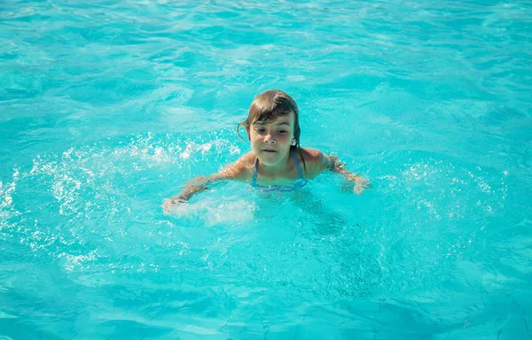 Child Swims Dives Pool Selective Focus Nature — Stock Photo, Image