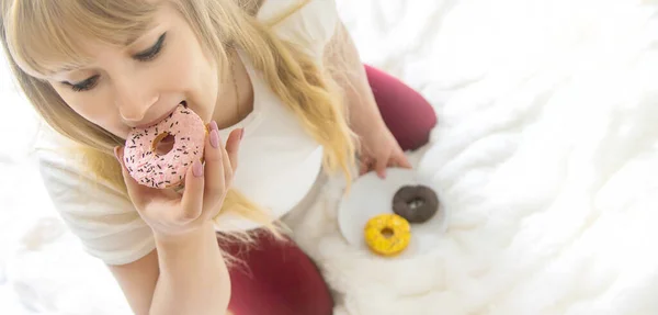 妊婦は甘いドーナツを食べる 選択的フォーカス 食べ物 — ストック写真