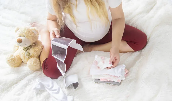 Una Donna Incinta Tiene Mano Istantanea Ecografia Concentrazione Selettiva Persone — Foto Stock