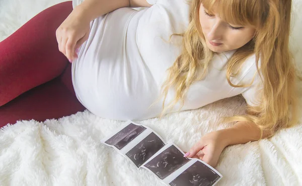 Una Donna Incinta Tiene Mano Istantanea Ecografia Concentrazione Selettiva Persone — Foto Stock