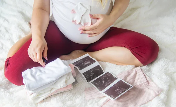 Pregnant Woman Holds Snapshot Ultrasound Her Hands Selective Focus People — Stock Photo, Image