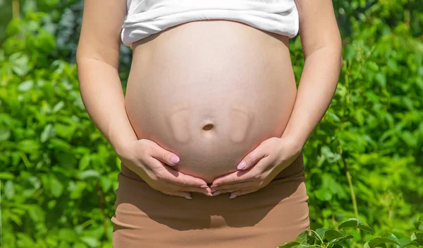 Barriga Uma Mulher Grávida Pernas Bebê Foco Seletivo Foco Seletivo — Fotografia de Stock