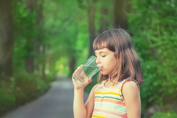 Seorang Anak Minum Air Dari Gelas Alam Fokus Selektif Minumlah — Stok Foto
