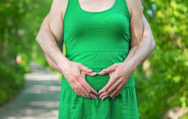 Mujer Embarazada Vientre Hombre Enfoque Selectivo Naturaleza — Foto de Stock