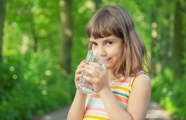Een Kind Drinkt Water Uit Een Glas Natuur Selectieve Focus — Stockfoto