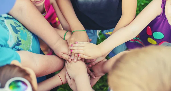 Kinderhände Zusammen Straßenspiele Selektiver Fokus Kinder — Stockfoto