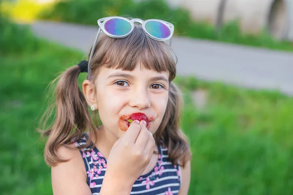 아이는 여름에 딸기를 먹습니다 선택적 집중입니다 사람들 — 스톡 사진
