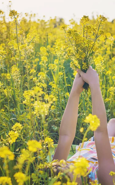 Niño Campo Amarillo Mostaza Florece Enfoque Selectivo Naturaleza —  Fotos de Stock