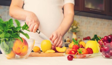 Hamile bir kadın meyve yer. Seçici odaklanma. yiyecek.