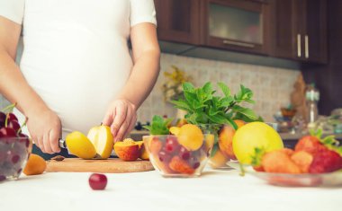 Hamile bir kadın meyve yer. Seçici odaklanma. yiyecek.