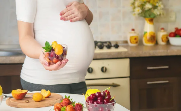 Una Mujer Embarazada Come Fruta Enfoque Selectivo Alimentos — Foto de Stock