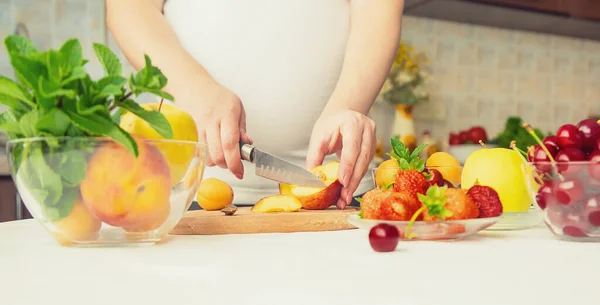 Una Donna Incinta Mangia Frutta Concentrazione Selettiva Cibo — Foto Stock
