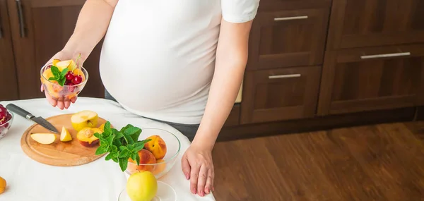 Ciężarna Kobieta Owoce Wybiórcze Skupienie Żywność — Zdjęcie stockowe