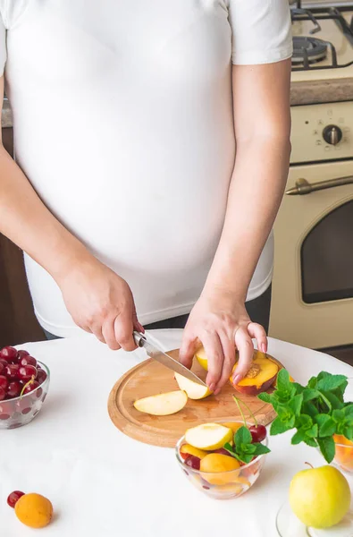 Una Mujer Embarazada Come Fruta Enfoque Selectivo Alimentos —  Fotos de Stock