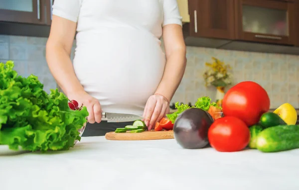 Uma Mulher Grávida Come Legumes Frutas Foco Seletivo Alimentos — Fotografia de Stock