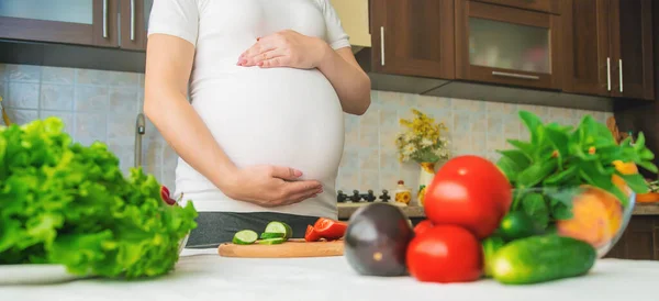 Uma Mulher Grávida Come Legumes Frutas Foco Seletivo Alimentos — Fotografia de Stock