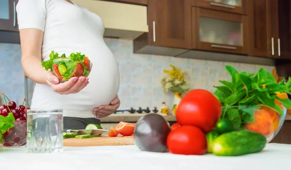 Uma Mulher Grávida Come Legumes Frutas Foco Seletivo Alimentos — Fotografia de Stock