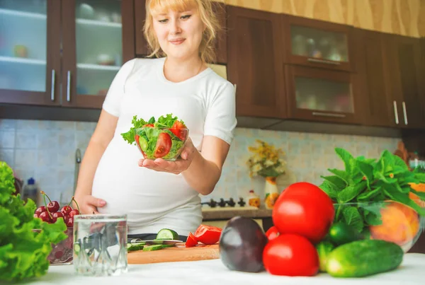 Una Donna Incinta Mangia Frutta Verdura Concentrazione Selettiva Alimenti — Foto Stock